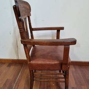 Antiguo Sillón de Madera Tallada con Apoyabrazos y Asiento de Simil Cuero - imagen 3