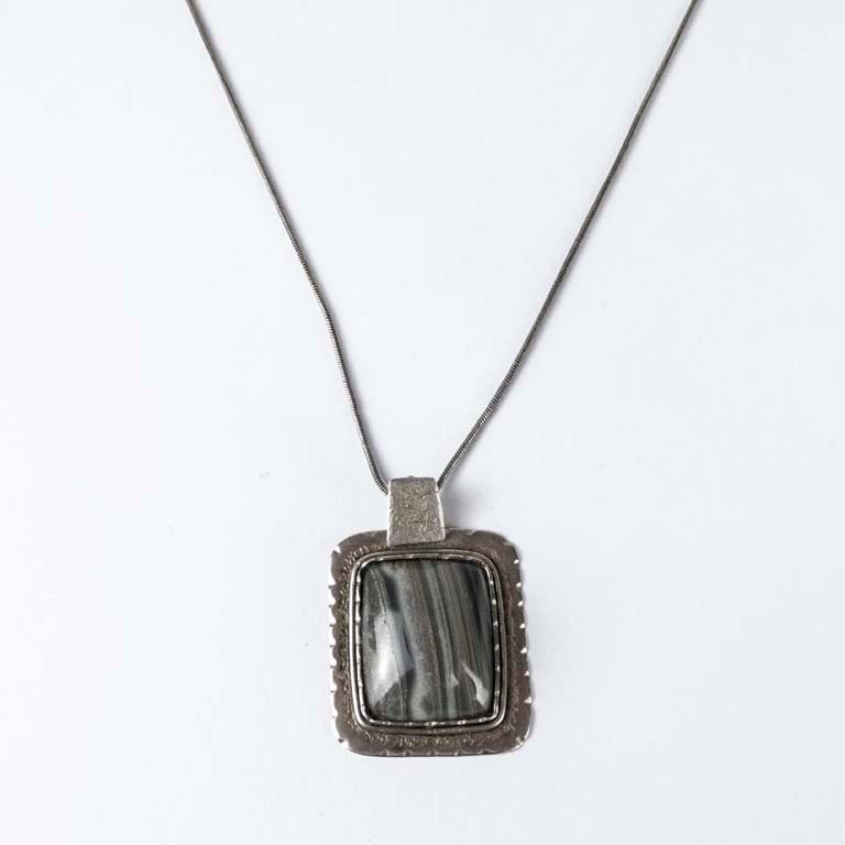 Lote anterior: Cadena de plata con dije de piedra negra