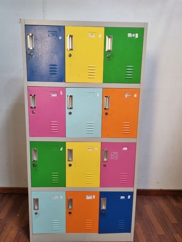 Lote siguiente: Almacén de 12 puertas en buen estado