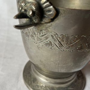 Hielera Antigua de Platina con Asas Decorativas - imagen 3