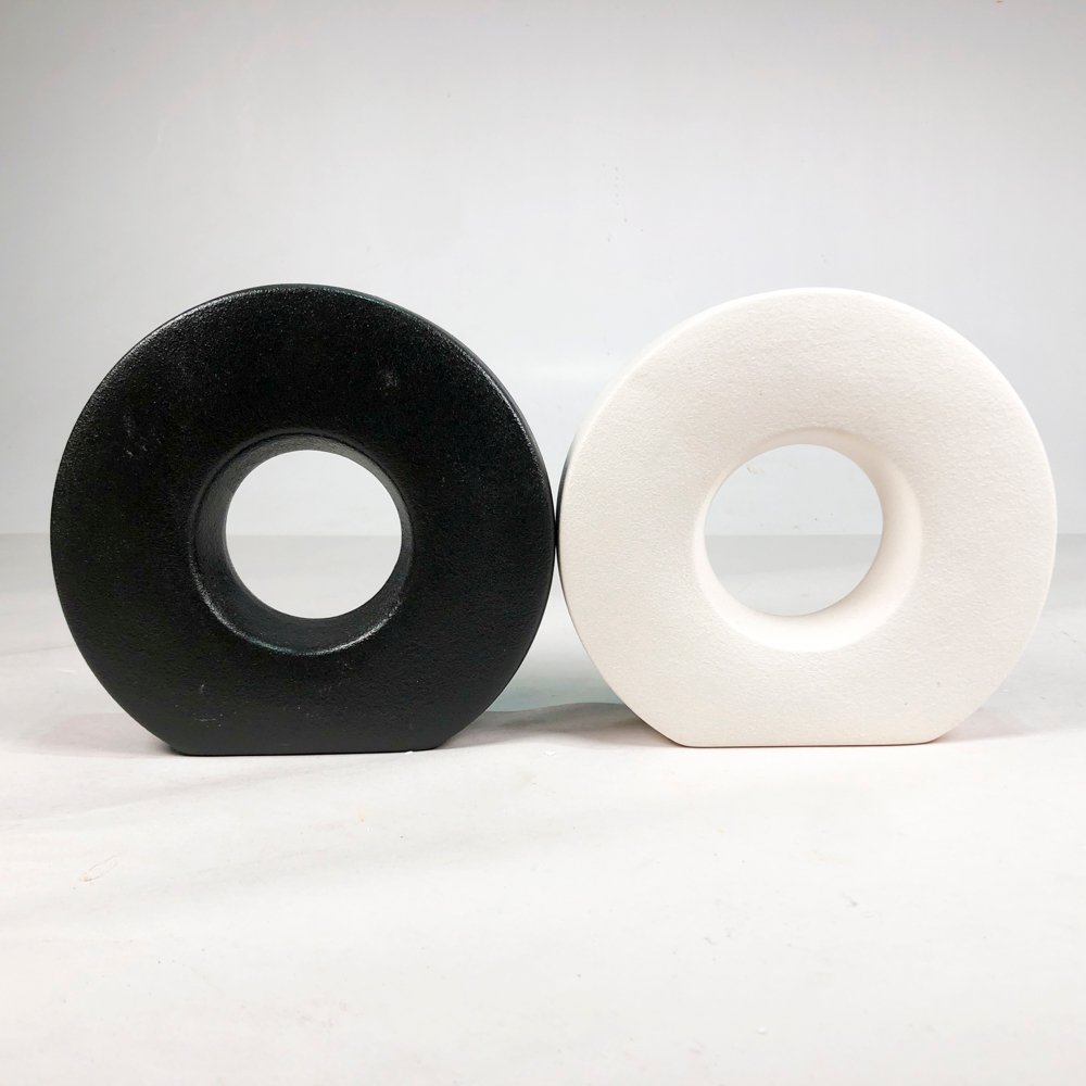 Lote anterior: Dos floreros circulares en cerámica blanco y negro