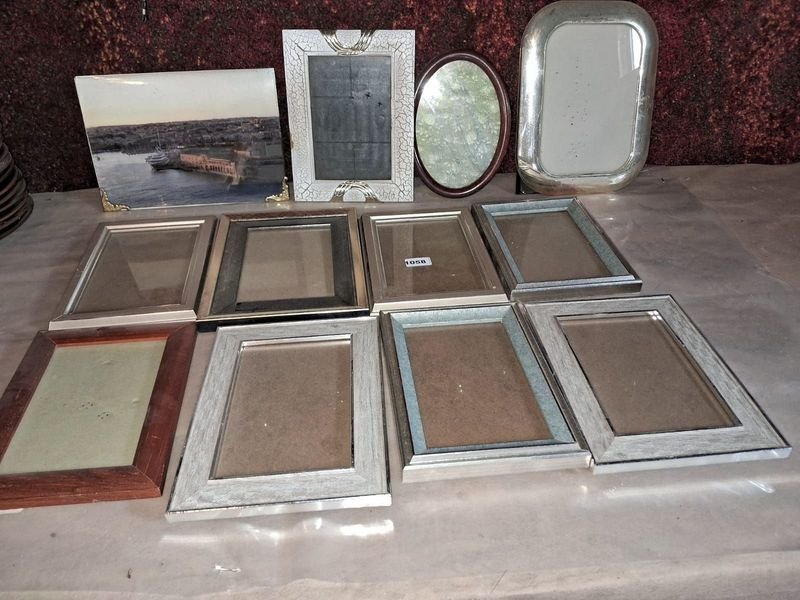 Lote siguiente: Lotes de marcos de fotos y espejos en buen estado