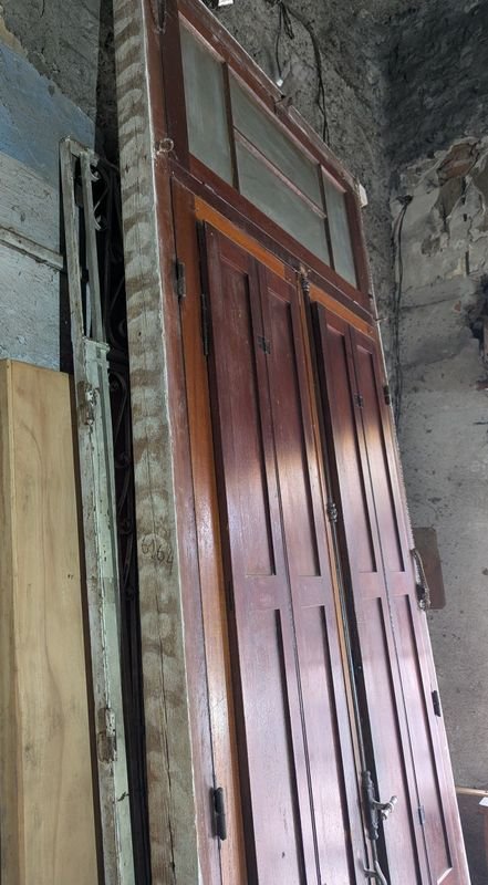 Puerta antigua con par de hojas batientes y detalles ornamentales - imagen 4
