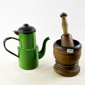 Lote siguiente: Cafetera Esmaltada Verde y Mortero de Madera con Mano