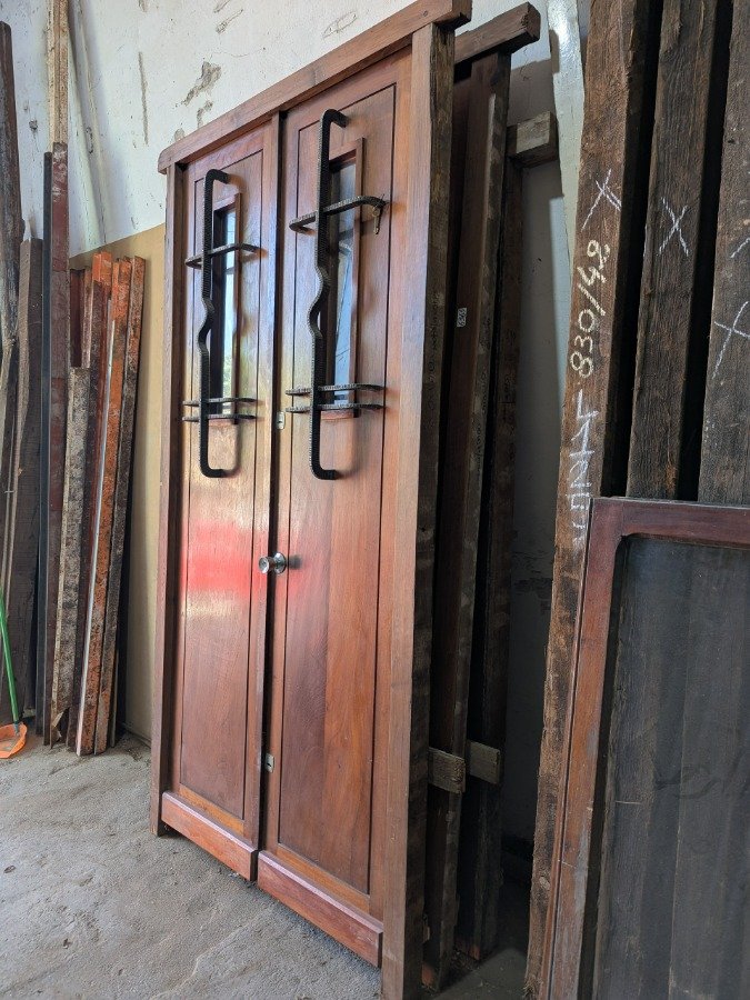 Puerta doble exterior en cedro con marco de pinotea - imagen 8