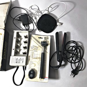 Lote de 5 Accesorios Electrónicos: Cargadores, Palo Selfie, Secador y Plancha de Pelo - imagen 3