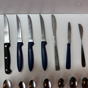 Lote de Cubiertos Metálicos y Cubierteros de Plástico - imagen 5