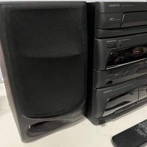 Equipo de Audio Kenwood con Parlantes y Mando a Distancia, Incluye CDs y Cassettes Varios - imagen 6