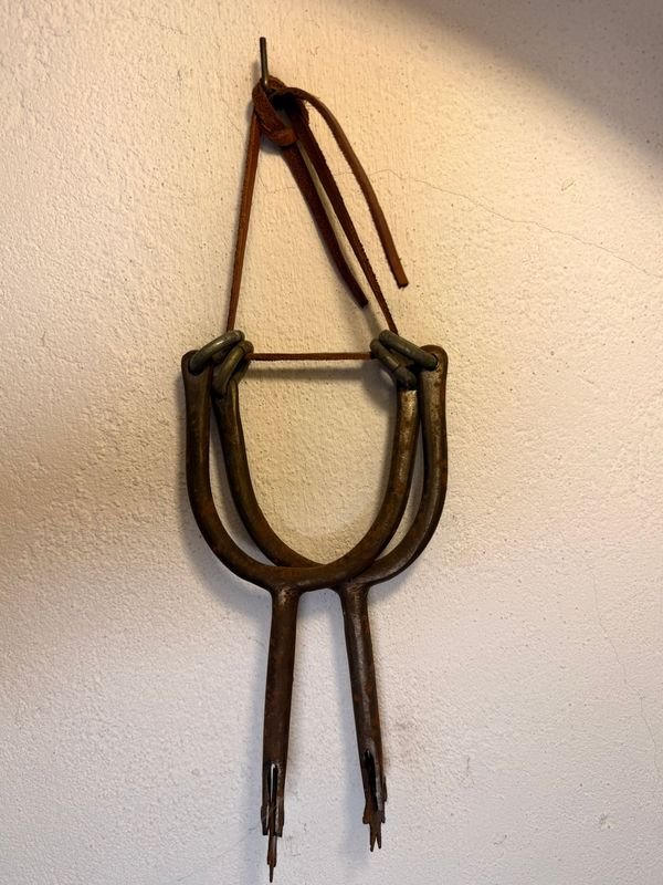 Par de Espuelas Antiguas de Hierro con Tiras de Cuero