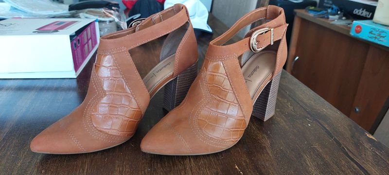 Zapatos de Dama Nuevos en Excelente Condición