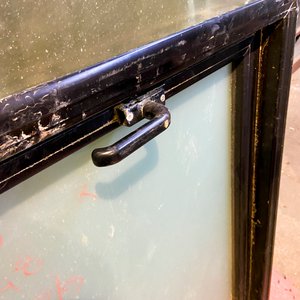 Dos Ventanas de Aluminio Negras con Vidrio Esmerilado - imagen 3