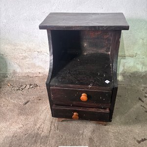 Mesa de Luz Antigua de Madera Oscura con Dos Cajones - imagen 3