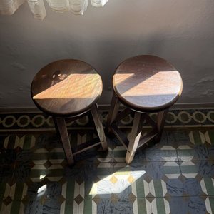 Par de Banquetas Altas de Madera Oscura - imagen 2