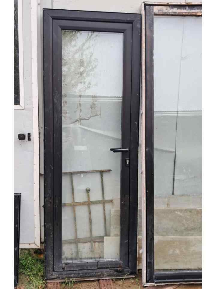 Puerta de Exterior Negra con Vidrio