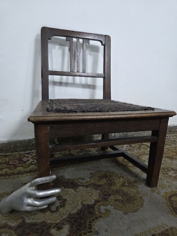 Silla de Roble con Mano de Metal y Tapicería - imagen 6