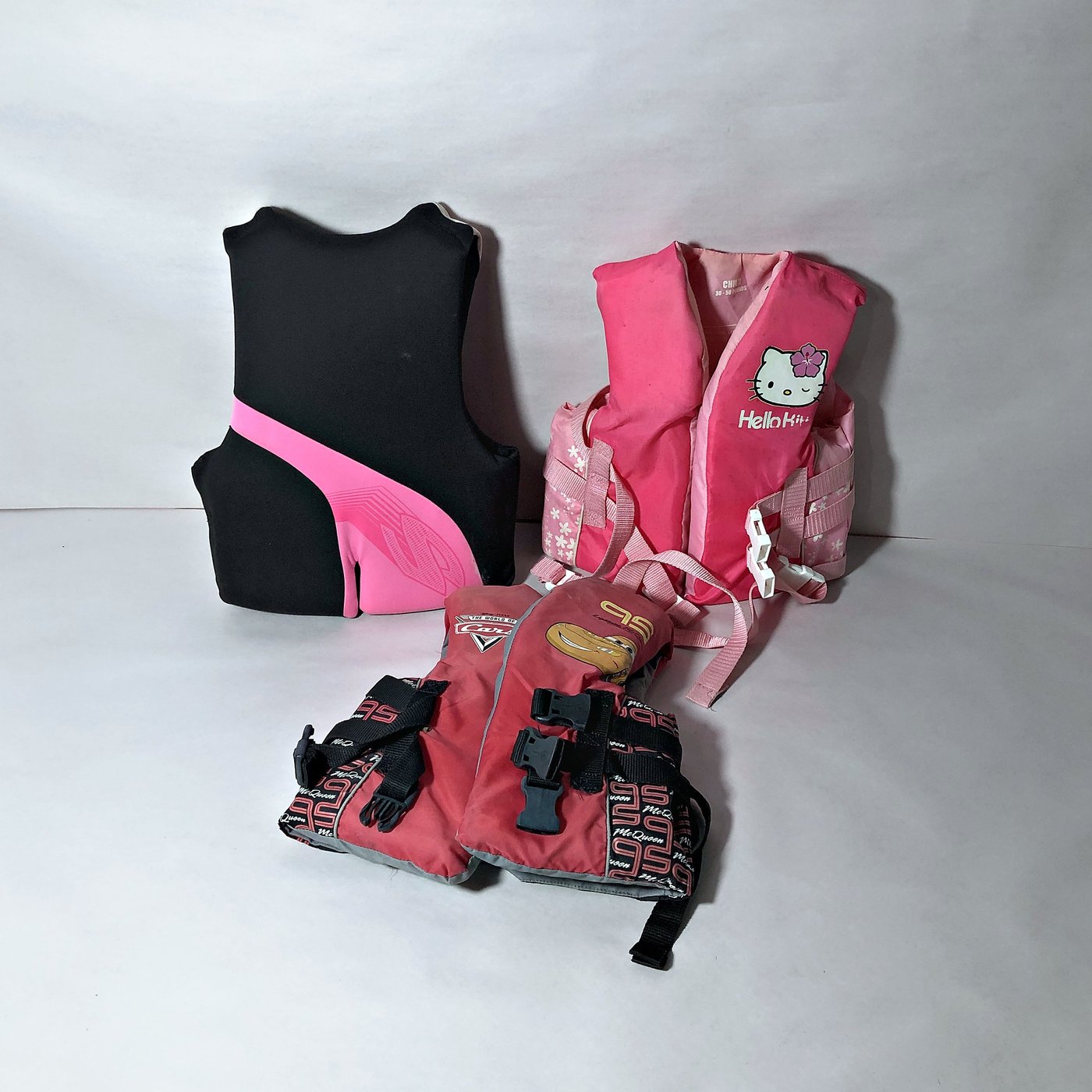 Tres Chalecos Salvavidas Infantiles: Hello Kitty y Cars