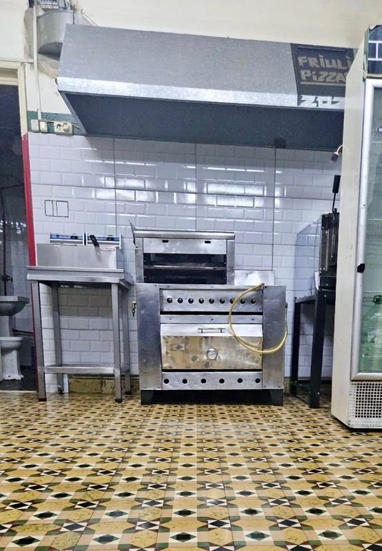 Excepcional cocina industrial con hornallas, horno plancha y gratinador en excelente estado - imagen 4
