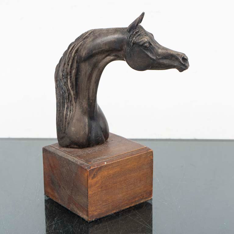 Lote anterior: Escultura de caballo de bronce con base de madera