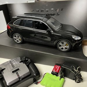 Auto a escala Porsche Cayenne S 1:14 con control remoto, baterías y cargador - imagen 3
