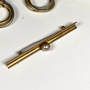 Conjunto de Joyería: Gargantilla Dorada con Cristales, Aros y Prendedor con Perla - imagen 7