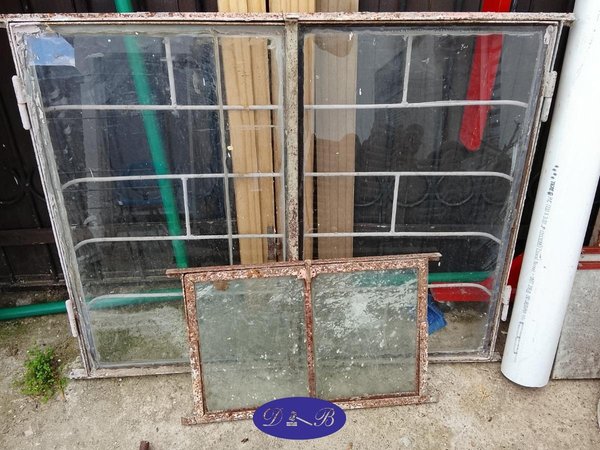 Ventana Antigua de Hierro con Reja y Banderola