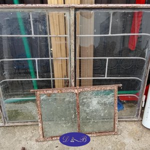 Lote anterior: Ventana Antigua de Hierro con Reja y Banderola