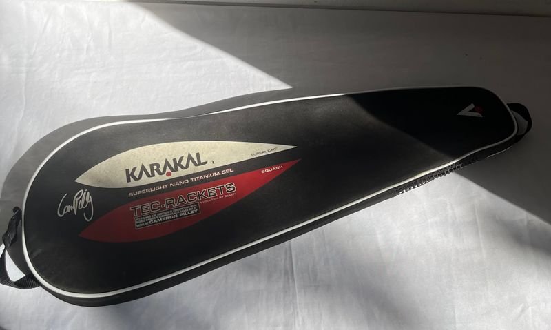 Lote siguiente: Raqueta para squash Karakal