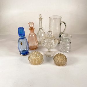 Lote anterior: Lote de 8 piezas de vidrio: botellones, bombonera, jarra y violeteros