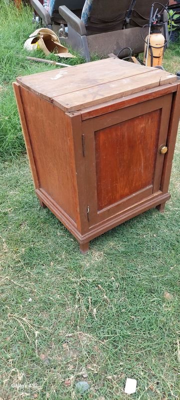 Mesa de noche con puerta en buen estado - imagen 2