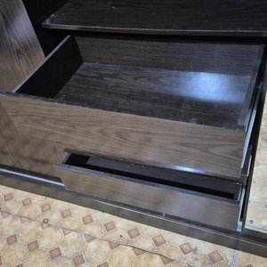Ropero de Madera Oscura con Tres Puertas Corredizas y Espejo Central - imagen 9