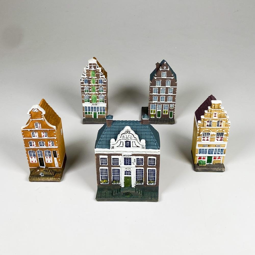Cinco casas de coleccion en serie, con cajas alturas 12 cm