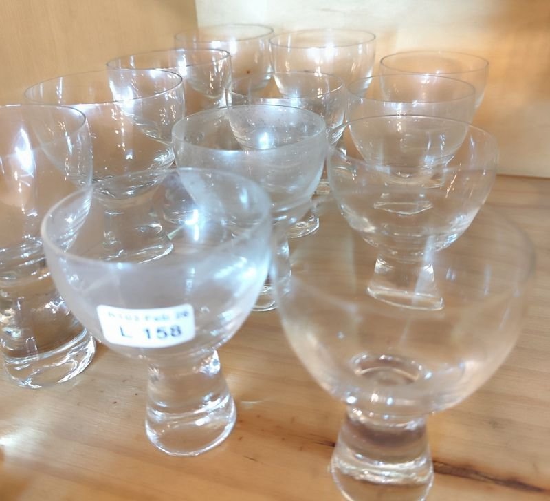 Colección de vasos de cristal claro con formas únicas - imagen 2