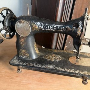 2 Máquinas de Coser Antiguas Singer sobre Mesa de Hierro con Pedal - imagen 7