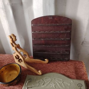 Lote de Artículos de Madera: Cuenco Decorado, Perchero y Expositor - imagen 5