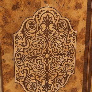 Aparador Antiguo de Madera con Marquetería Ornamental y Copete Tallado - imagen 3
