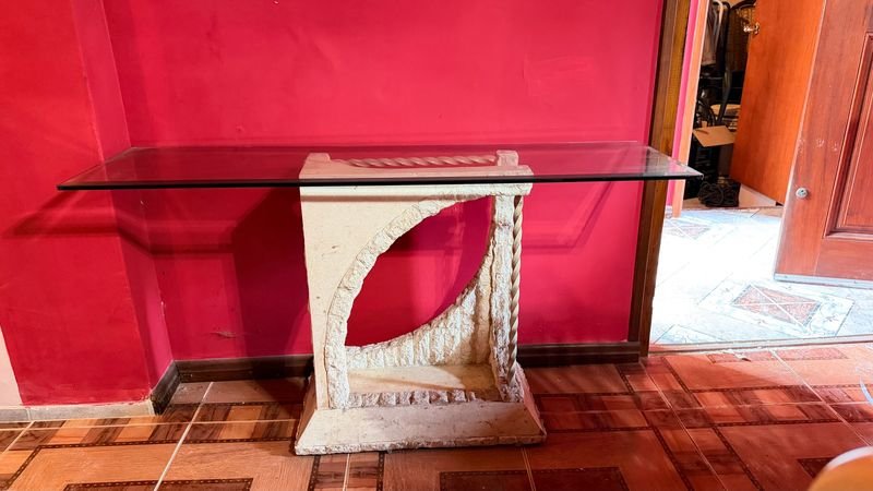 Mesa de Arrimo con Tapa de Vidrio y Base Estilo Piedra