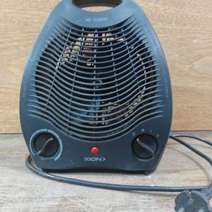 Caloventilador Xion Negro Funcionando - imagen 3