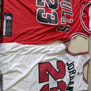 Lote siguiente: Conjunto de 2 Remeras de Básquet Michael Jordan Chicago Bulls