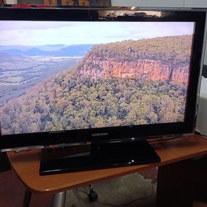 Lote anterior: Televisor Samsung LCD 32" Full HD Modelo LN32D550K1R