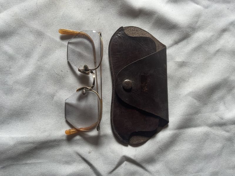 Lentes de sol con estuche de cuero - imagen 2