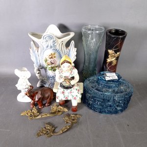 Lote de Adornos: Bombonera Azul, Floreros, Figura de Niña, Elefante y Herrajes de Bronce - imagen 2