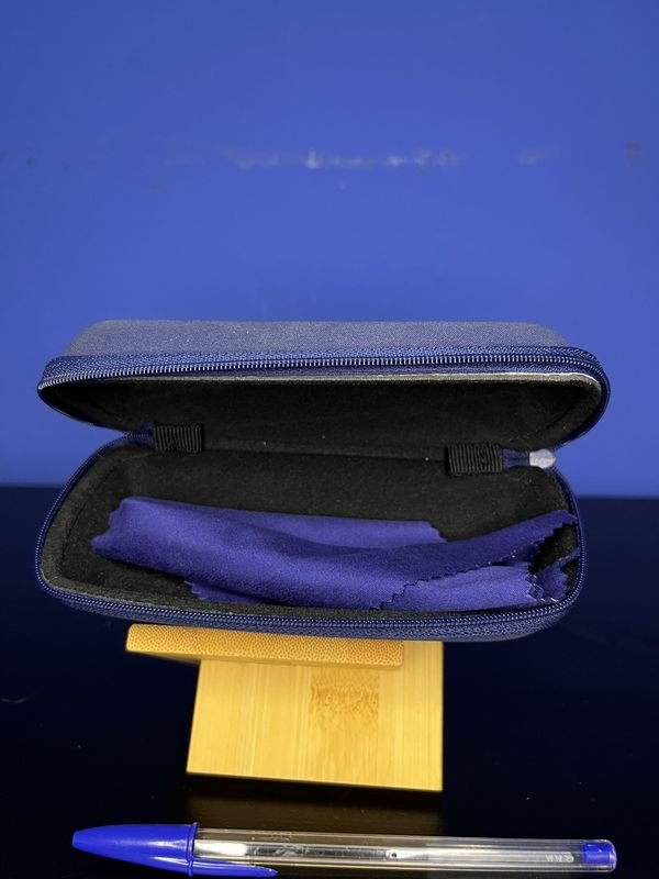 Estuche de lentes azul con accesorios - imagen 2