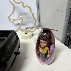 Lote de Juguetes Varios: Camionetas, Muñecas y Accesorios - imagen 2