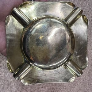 Par de Ceniceros Antiguos de Bronce con Relieve Figurativo - imagen 3