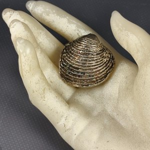 Pastillero de Colección en Plata con Forma de Almeja y Dos Cuños Antiguos - imagen 5