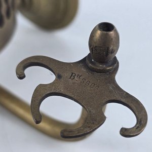 Antiguo Soporte de Bronce para Baño con Detalle de Mano - imagen 4
