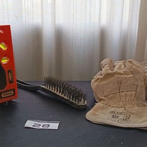 Kit de Construcción: Pistola de Silicona, Nivel, Cepillo y Guantes de Cuero - imagen 2