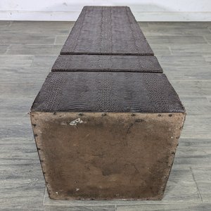 Pedestal Tapizado Imitación Reptil con Tapa de Mármol - imagen 9