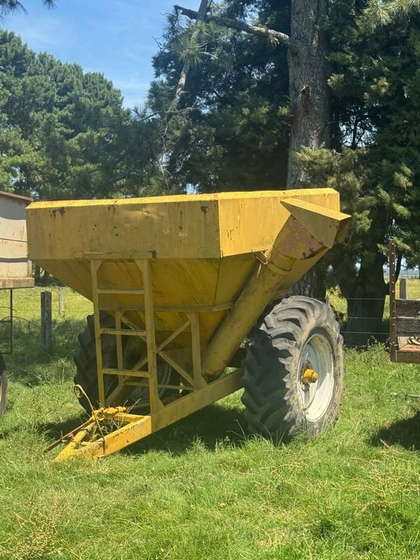 Camión amarillo de dos ruedas en venta