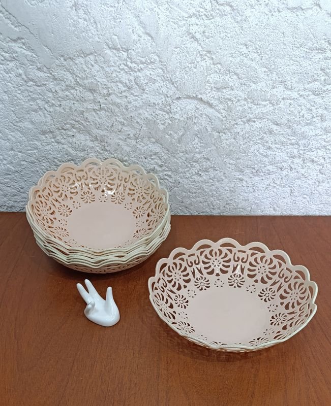 Lote siguiente: Canastas plásticas caladas de 25 cm de diámetro
